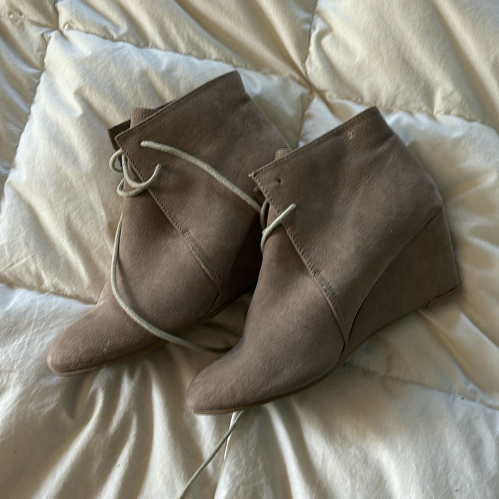 Cute taupe . Beige “ faux suede boots low size 8